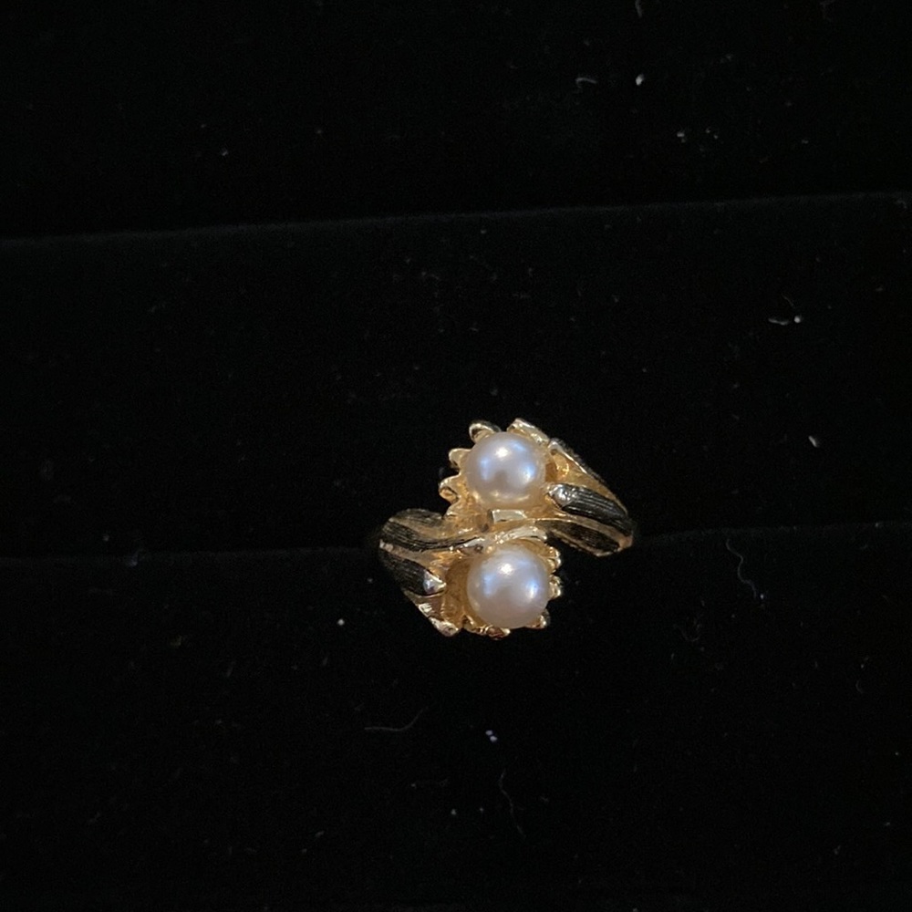 Vintage beautiful size 8  Vogue signed ring